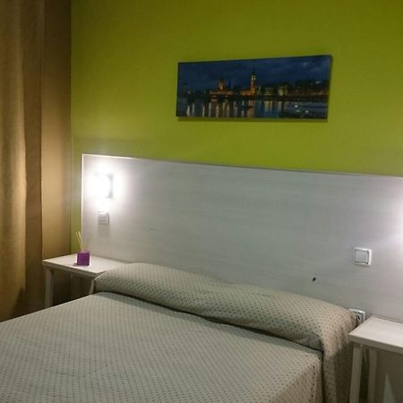 Hostal Ds Velilla de San Antonio Eksteriør billede